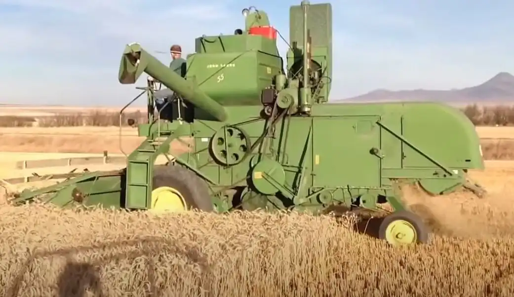 Kombajn John Deere 55 na polu
