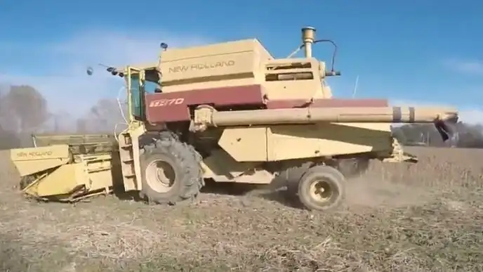 Kombajn New Holland na polu